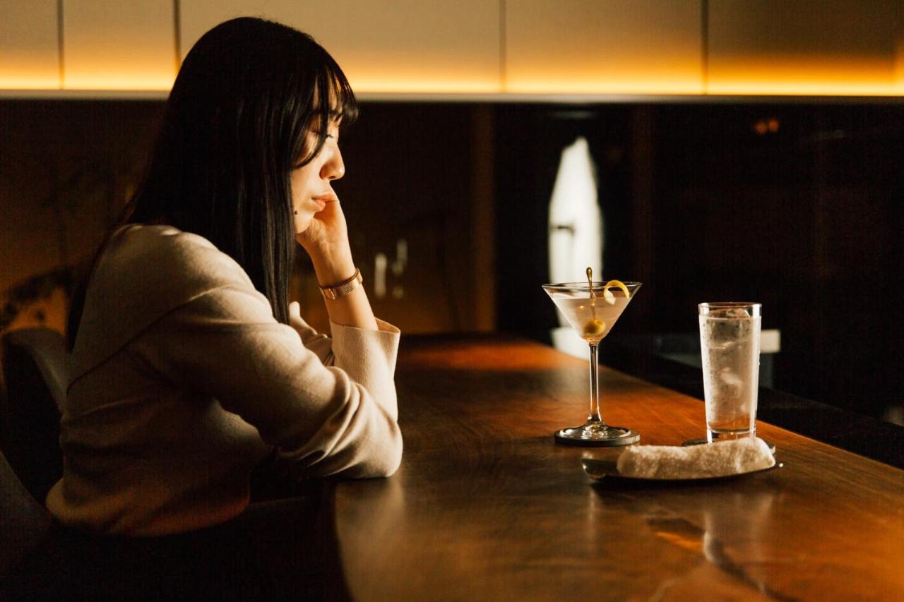 Kanazawa Tokyu Hotel Экстерьер фото A woman sitting at a bar