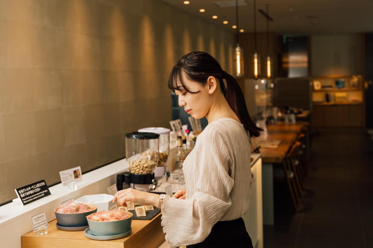 Kanazawa Tokyu Hotel Экстерьер фото A woman working in a restaurant