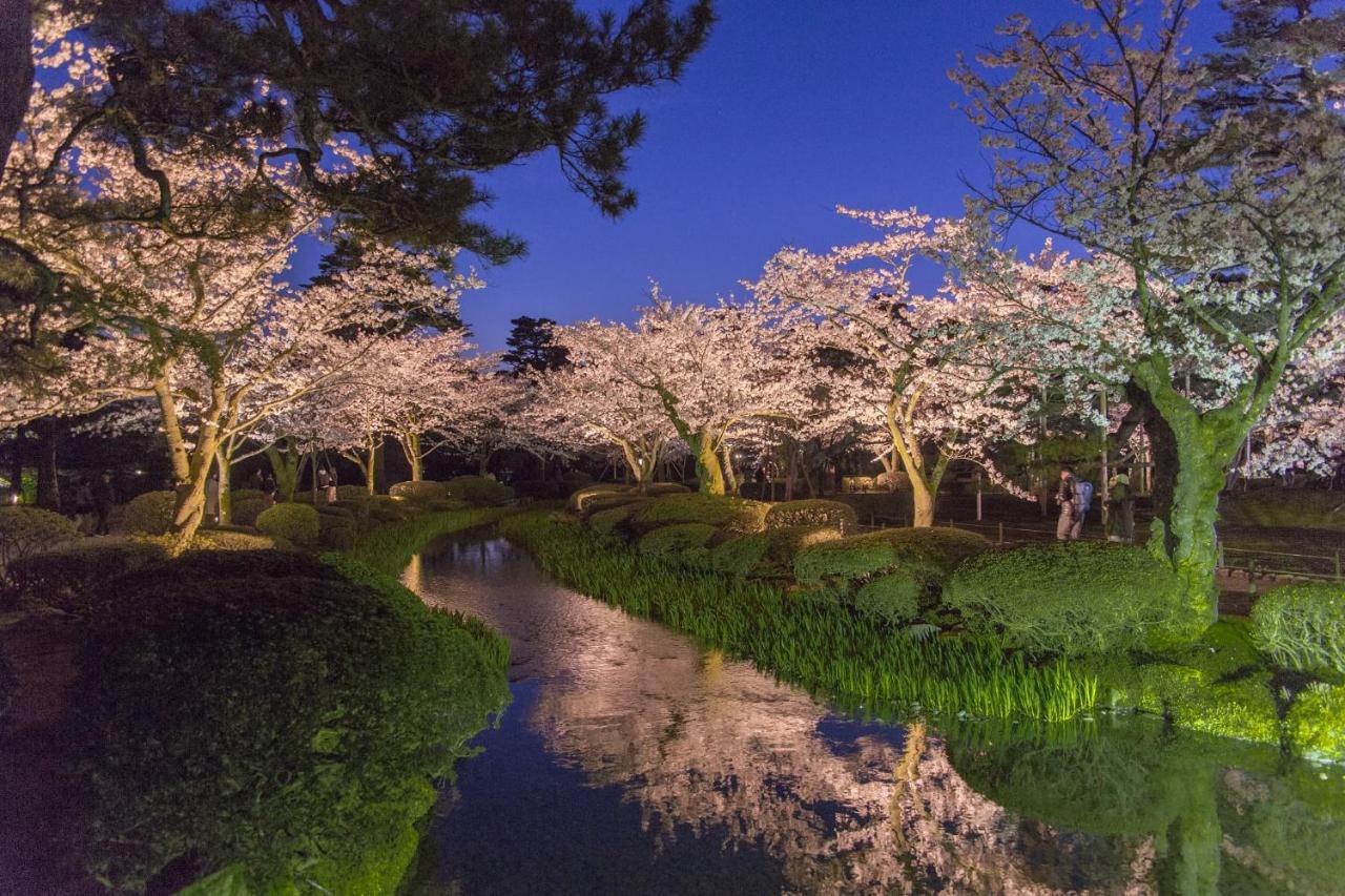 Kanazawa Tokyu Hotel Экстерьер фото Cherry blossoms at night