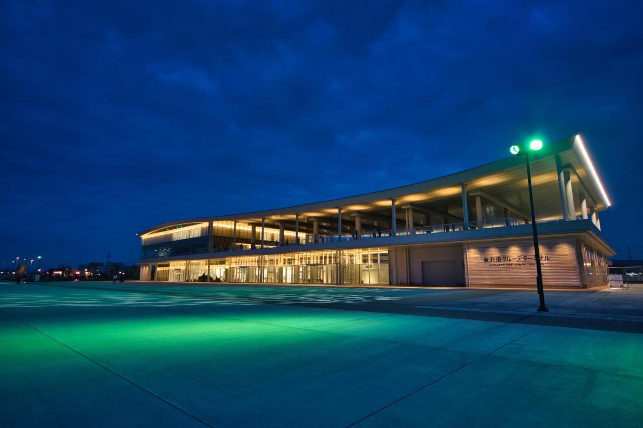 Kanazawa Tokyu Hotel Экстерьер фото The terminal at night