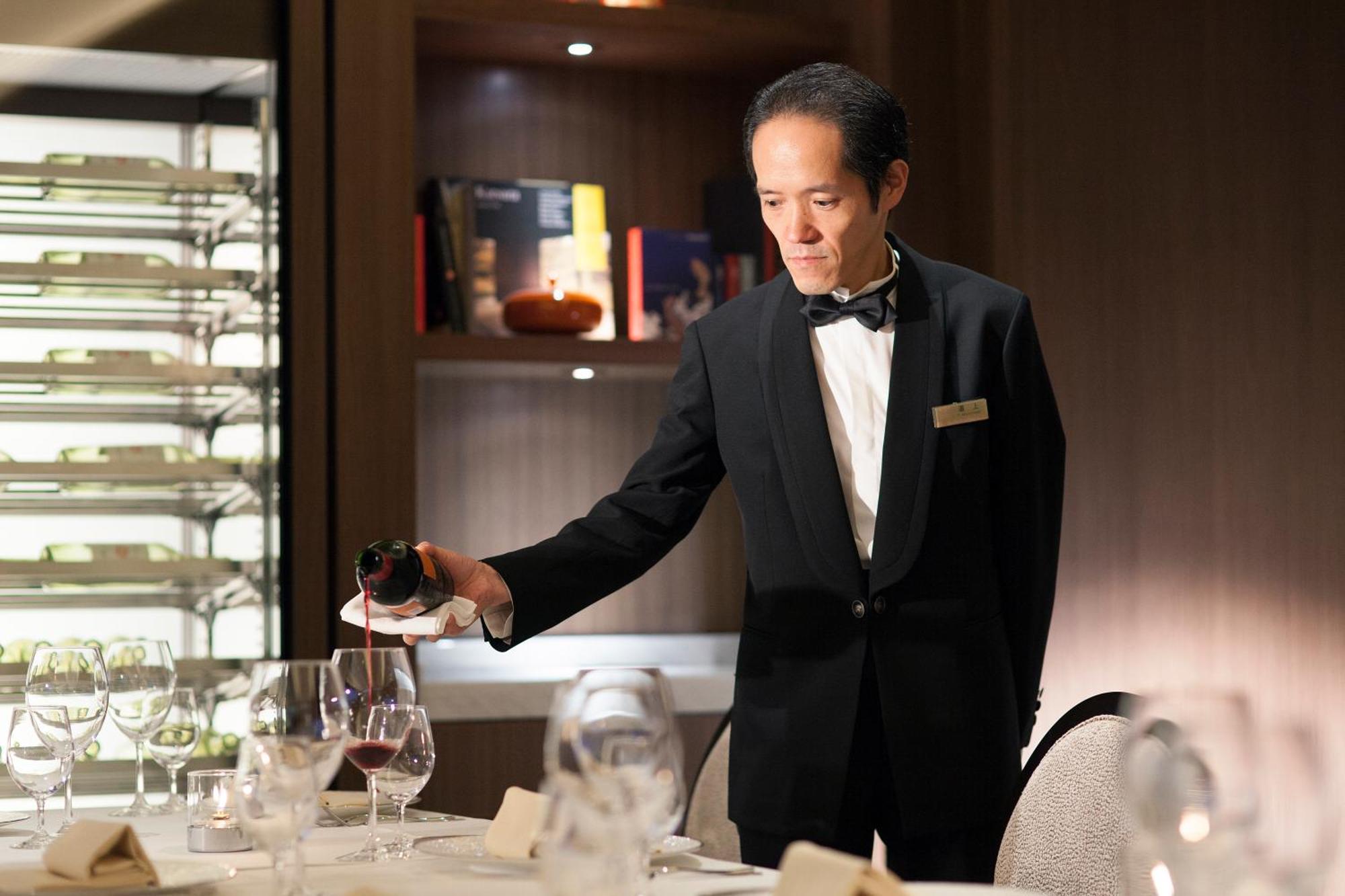 Kanazawa Tokyu Hotel Экстерьер фото A butler at the Mandarin Oriental, Tokyo