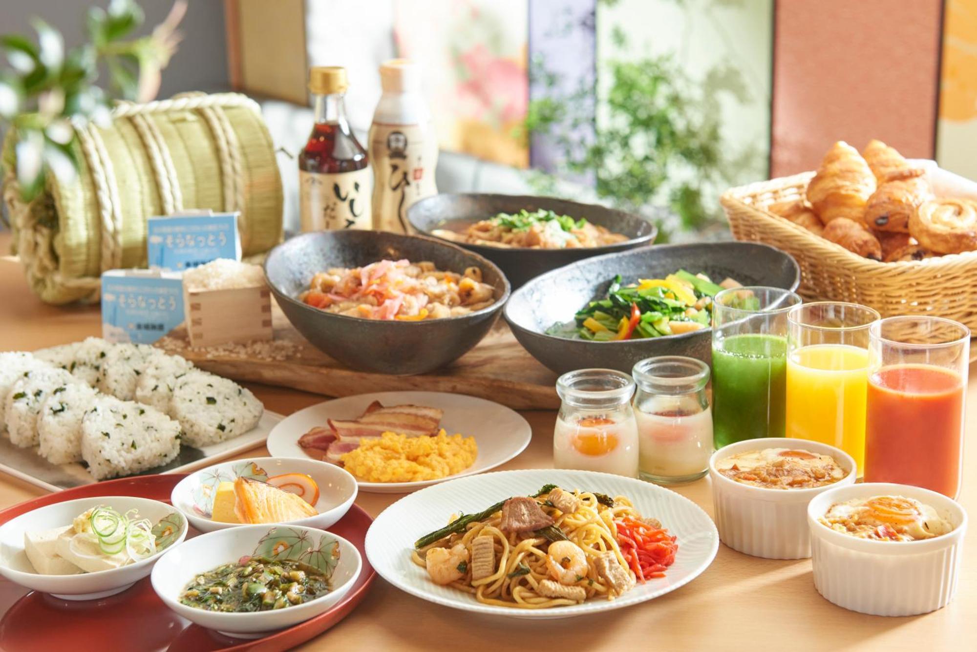 Kanazawa Tokyu Hotel Экстерьер фото Dishes at a buffet