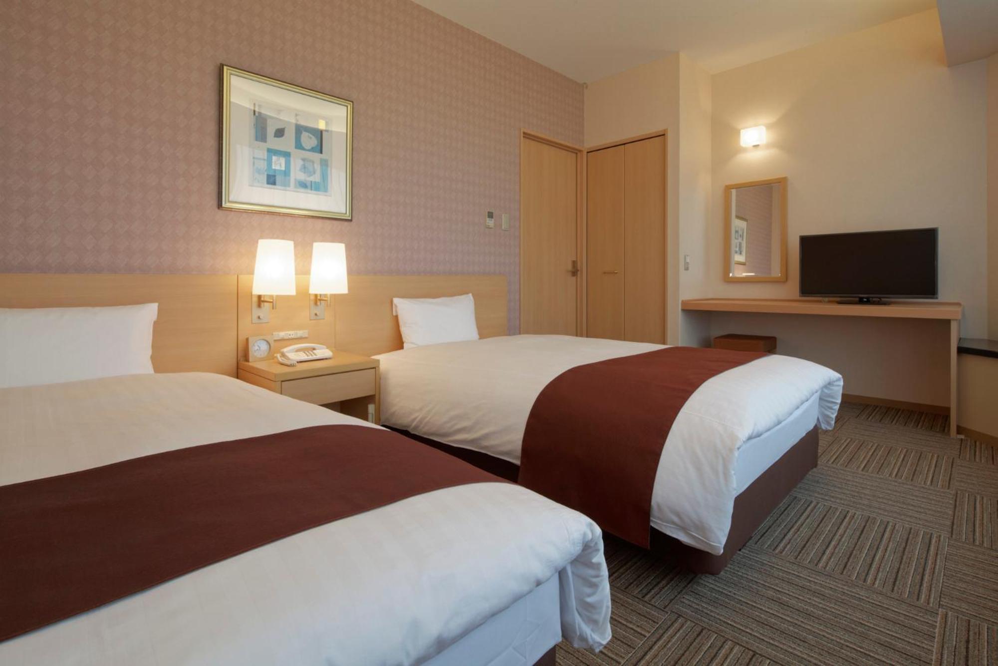 Kanazawa Tokyu Hotel Экстерьер фото A typical room at the hotel